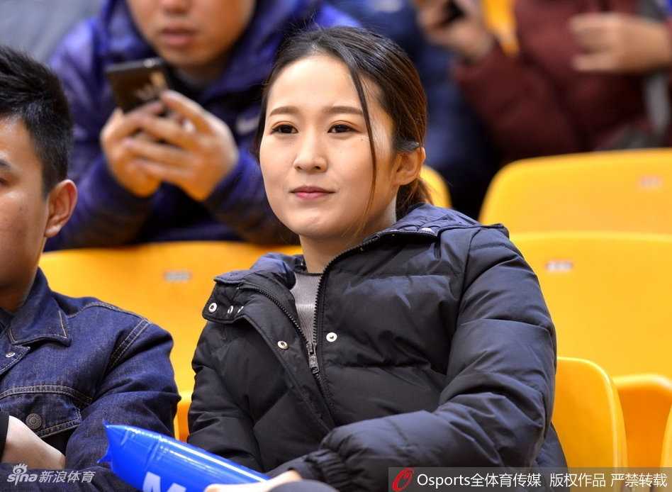 看台角落，鲁能球员刘彬彬戴着帽子低调现身，他身穿深色休闲外套，目光越过人群，全神贯注地盯着场上的比赛进程。