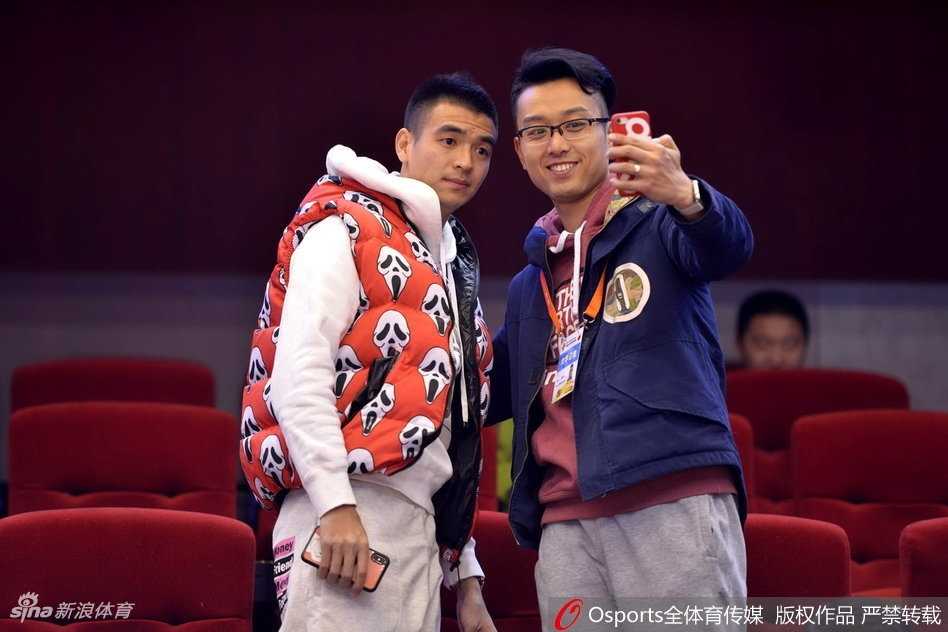 山东队外援莫泰尤纳斯在篮下卡位，高高跃起摘下篮板球，身后的八一队球员奋力拼抢，展现了比赛中激烈的内线争夺。