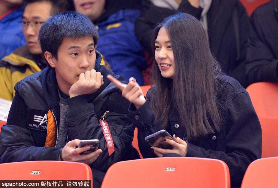 看台上的她露出了灿烂明媚的笑容，似乎为球队的一次精彩配合而由衷喝彩，这份发自内心的快乐，瞬间感染了周围的每一个人。