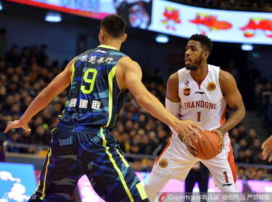 易建联在篮下与山东多名防守球员展开激烈卡位，肌肉的碰撞声仿佛穿透画面，为了球权他寸土不让。