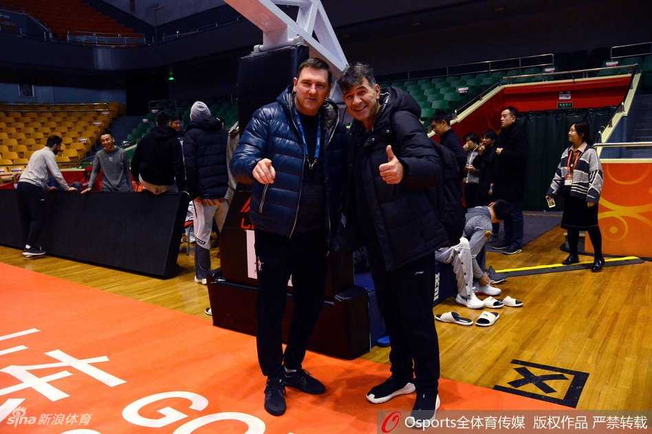 丁彦雨航眼神坚毅，腾空而起舒展上篮，指尖的篮球承载着泉城的期待