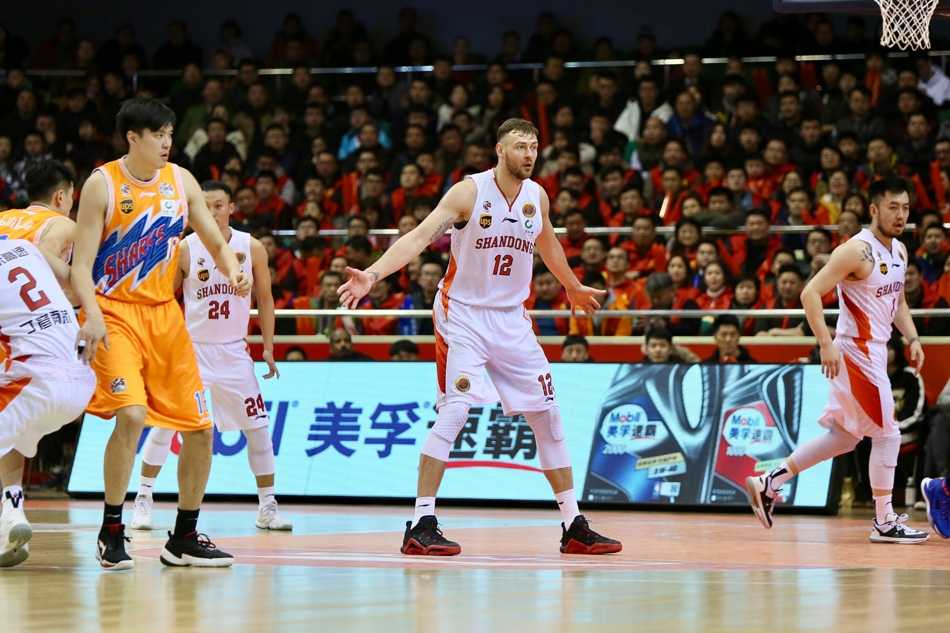 莫泰尤纳斯在多人围堵中强势摘得篮板，肌肉碰撞的硬汉气息扑面而来