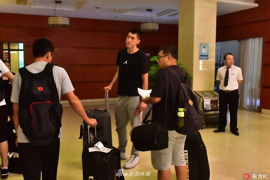 初秋的北仑午后，山东男篮的大巴满载着希望与期待稳稳停靠在基地门前，球员们有序下车，脚下的每一步都踏出新赛季征程的坚实回响。