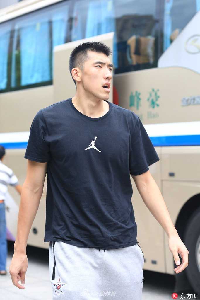 随着夕阳余晖洒满北仑基地，山东男篮首日的备战训练接近尾声，球员们收拾行装的身影被拉得很长，这支豪华之师的新赛季故事，才刚刚写下开头。