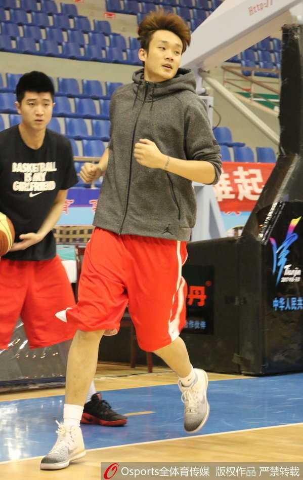 核心丁彦雨航在训练中展现强大个人能力，他面对防守完成高难度跳投，身体在空中舒展，动作美如画。