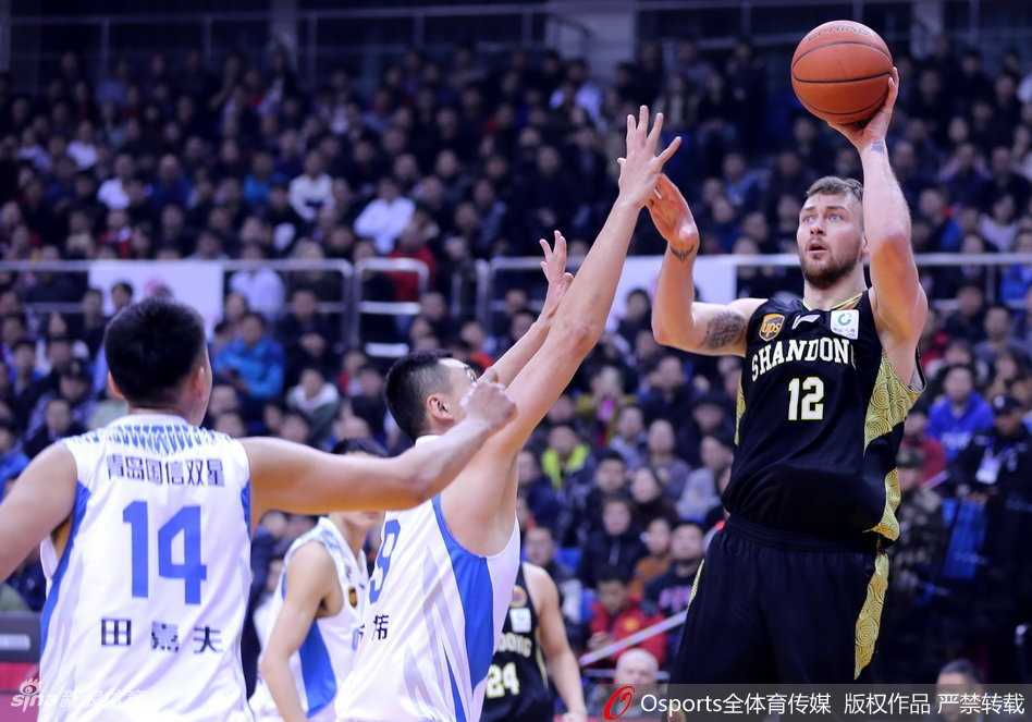 莫泰尤纳斯在篮下强起，单手劈扣，力压青岛队防守球员，展现了欧洲内线的强悍统治力。