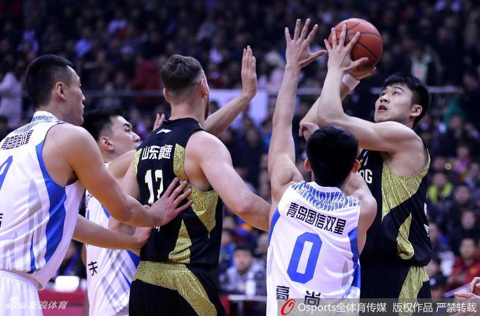 劳森面对防守球员，眼神冷静，送出一记精准的击地传球，皮球穿越防线找到队友。