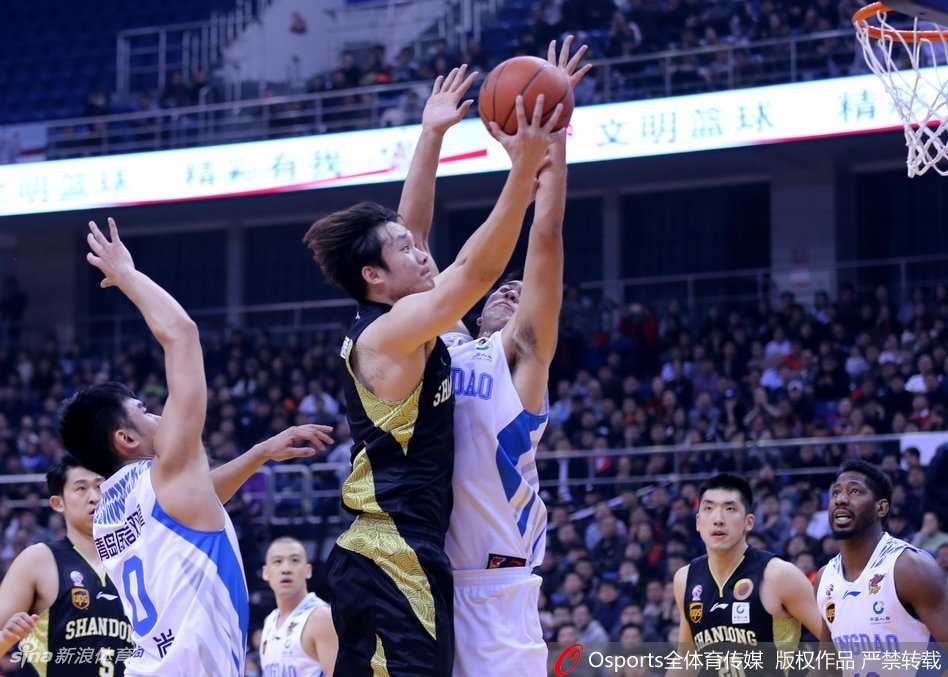 丁彦雨航高高跃起，在空中与对手发生身体对抗后依然将球投向篮筐，展现了他强大的核心力量。