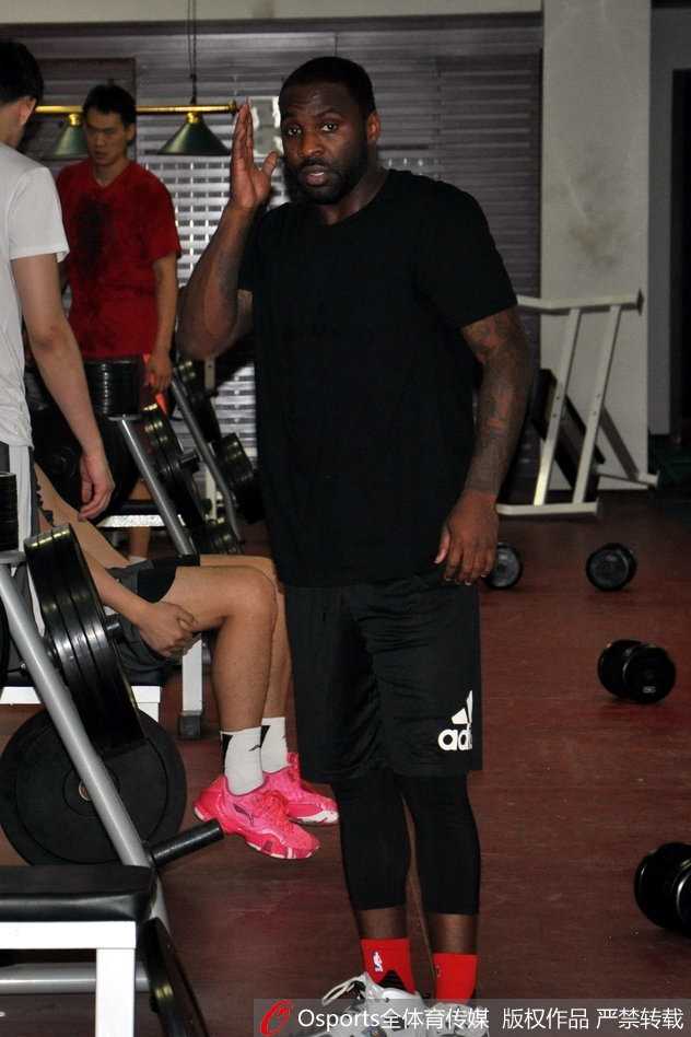 泰·劳森在训练中持球突破，面对防守球员的干扰，他利用节奏变化强行切入。他的眼神犀利，肌肉线条在球衣下清晰可见，仿佛在告诉所有人他已经为季后赛的恶战做好了准备。