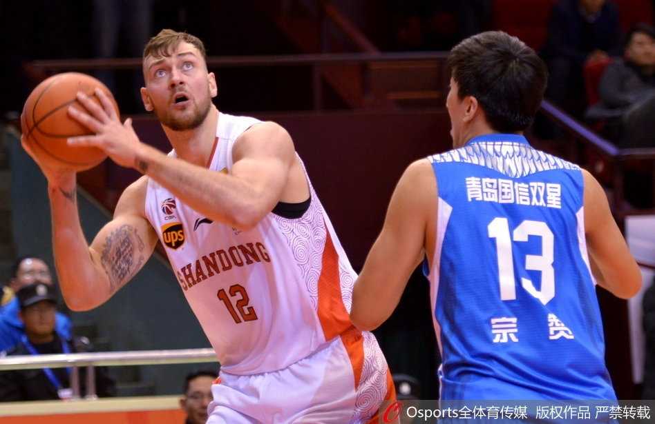 终场哨响，山东球员张辉强投三分不中，脸上写满了无奈与失落，主场不败的金身在这一夜被同省兄弟无情击碎。