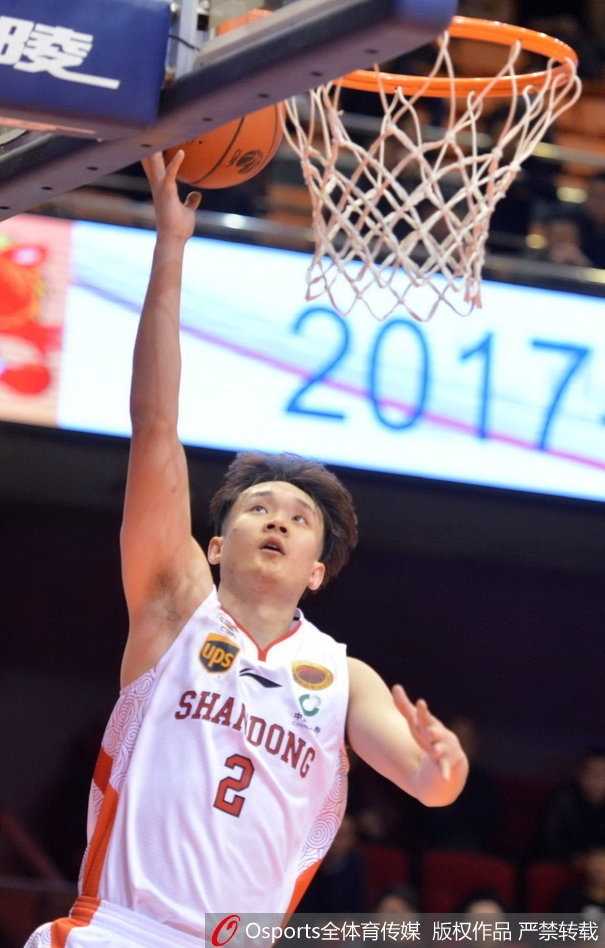 面对旧主的青岛主帅巩晓彬在场边神情严肃，他仿佛在谋划着一场风暴，眼神中透露出即便身处绝境也绝不放弃的坚毅。