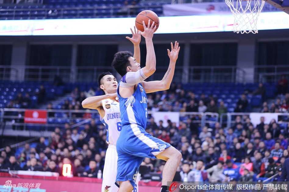 齐鲁德比遭双杀,巩晓彬直指防守痼疾,布鲁克斯准三双闪耀岛城 史鸿飞快速运球推进反击,侯逸凡在前场伸手要球蓄势待发