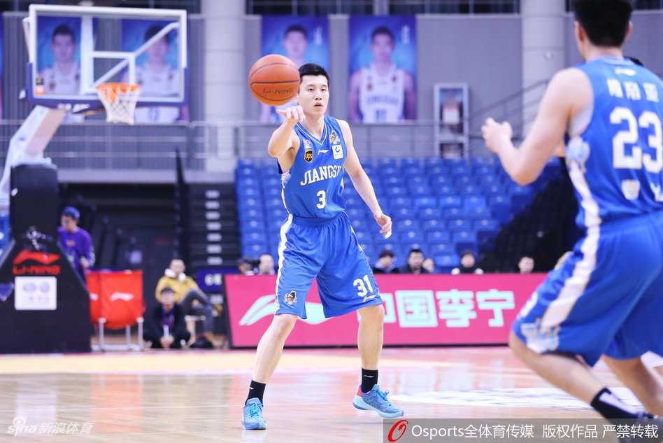 齐鲁德比遭双杀,巩晓彬直指防守痼疾,布鲁克斯准三双闪耀岛城 拉杜利察双手重扣挂筐,篮筐在他巨大的拉力下发出轰鸣