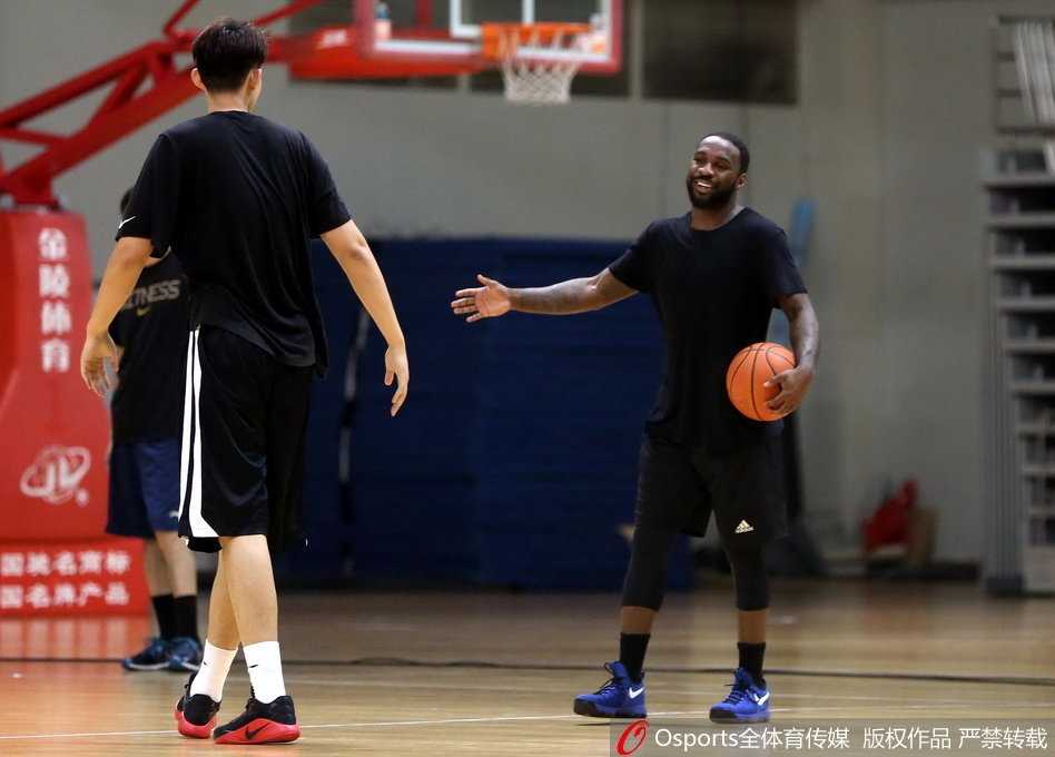 齐鲁新核蓄势待发:劳森首秀合练,山东高速男篮金秋备战直指总冠军 泰·劳森在训练间隙与新队友王汝恒、张春军围拢在一起,用手比划着战术跑位,眼神中充满交流的渴望,虽然语言尚需磨合,但篮球的语言在此刻共通。