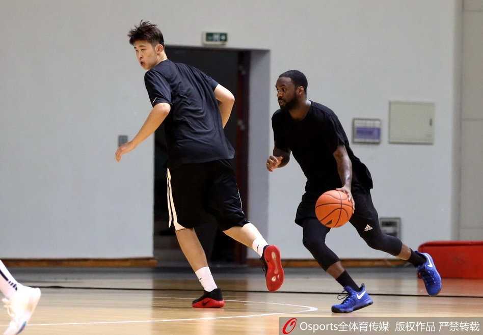 齐鲁新核蓄势待发:劳森首秀合练,山东高速男篮金秋备战直指总冠军 劳森犹如一道闪电划破训练场的寂静,运球突破时眼神中透着犀利与专注,他利用标志性的低身运球变向,瞬间过掉了防守球员,展现出顶级的突破能力。