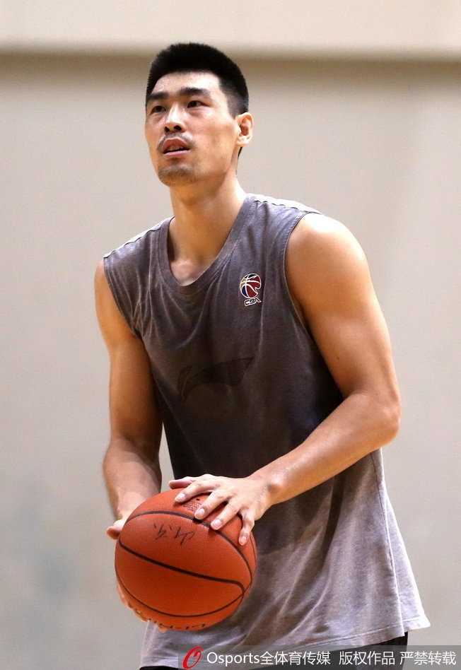 齐鲁新核蓄势待发:劳森首秀合练,山东高速男篮金秋备战直指总冠军 训练结束后,吴轲与队友们放松拉伸,汗水浸湿了训练服,背景中山东高速男篮的旗帜格外醒目,记录着这支球队为新赛季默默付出的每一滴汗水。