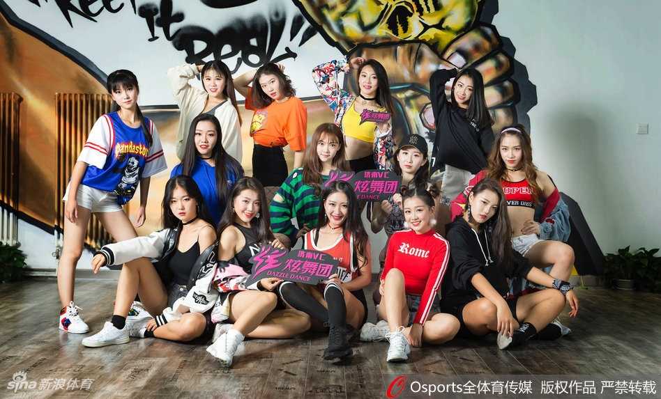 齐鲁新舞韵:山东男篮啦啦队青春风暴闪耀新征程 聚光灯下,山东男篮啦啦队队员们整齐划一,扬起自信笑脸,如同绽放的玫瑰,用充满张力的舞姿瞬间点燃球馆热情。