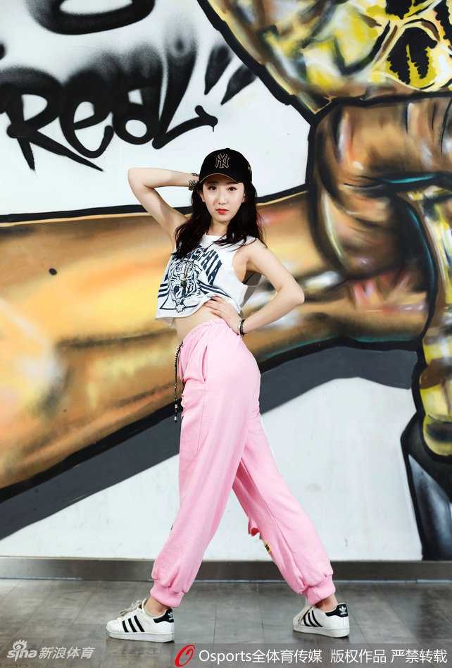 齐鲁新舞韵:山东男篮啦啦队青春风暴闪耀新征程 队列中女孩们手拉手欢笑着,露出洁白牙齿,汗水沿着脸颊滑落却掩不住眼底的光芒,那是属于团队独有的温暖与默契。