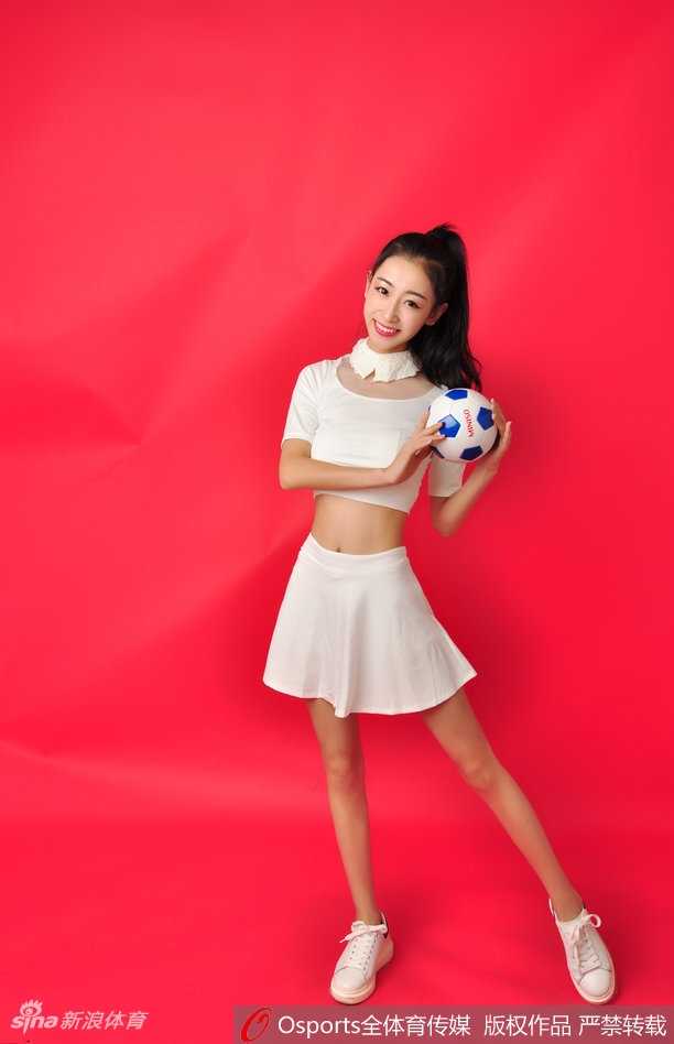 齐鲁最美篮球宝贝特写:小蛮腰小雯与VC拉拉队的火辣青春 动感舞姿定格瞬间,小雯随着强劲的音乐节拍展现柔韧与力量之美