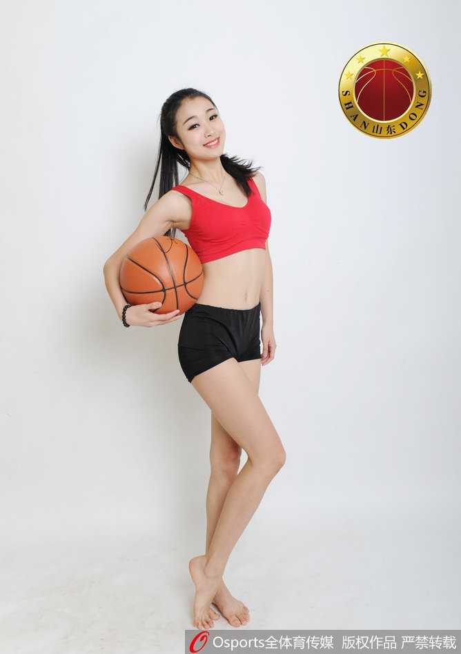 齐鲁热舞耀篮途:山东高速炫舞团啦啦队用指尖旋球舞动青春风暴 动感舞步中队员秀出精彩瞬间,动作整齐划一充满力量感,裙摆飞扬尽显活力四射