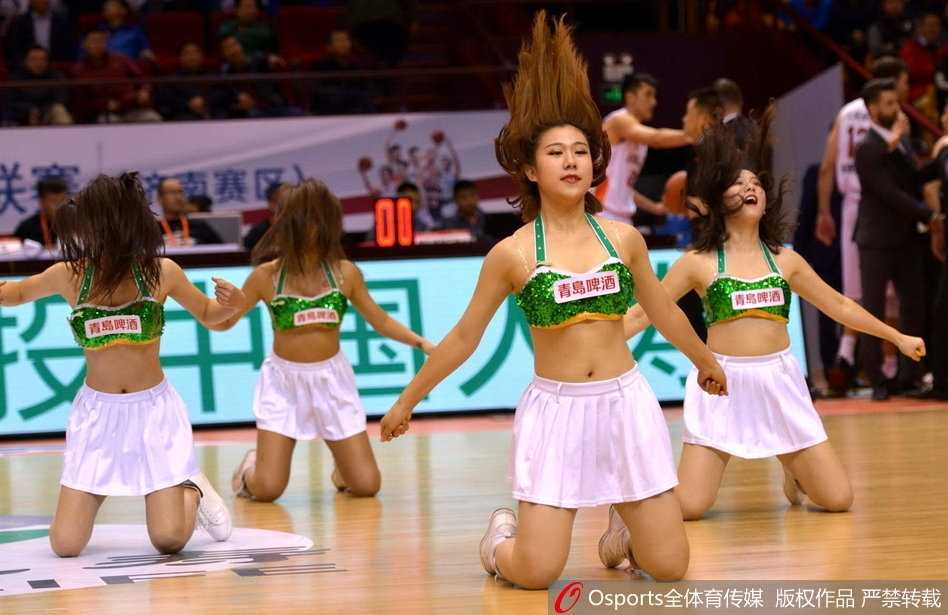 齐鲁热舞耀赛场:探寻山东篮球宝贝的激情与梦想 比赛暂停时段,篮球宝贝们迅速变换队形,跪地摆出极具视觉冲击力的造型,动感舞姿与背后巨大的山东男篮队徽交相辉映