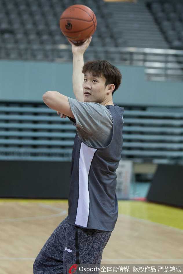 齐鲁烽火那年冬:回望山东男篮的梦幻一季与丁彦雨航的巅峰时刻 丁彦雨航在训练中凝视前方,目光如炬,汗水沿着脸颊滑落,神情专注而坚定。