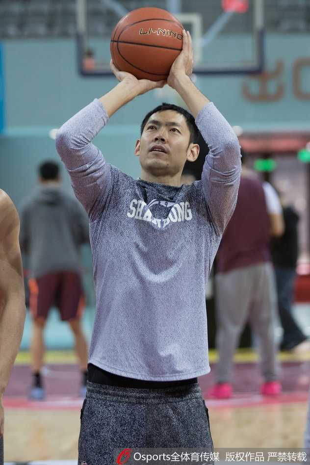 齐鲁烽火那年冬:回望山东男篮的梦幻一季与丁彦雨航的巅峰时刻 丁彦雨航在训练中完成一次漂亮的“回头望月”拉杆上篮,动作飘逸,滞空感十足,仿佛时间为之凝固。