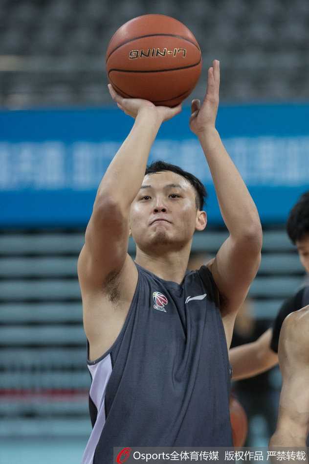 齐鲁烽火那年冬:回望山东男篮的梦幻一季与丁彦雨航的巅峰时刻 队友们在训练间隙围在一起,丁彦雨航拍掌激励大家,团队士气高昂,笑容洋溢在每个人脸上。
