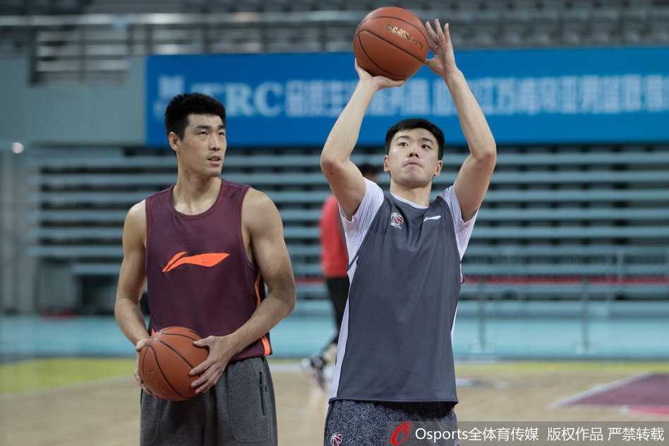 齐鲁烽火那年冬:回望山东男篮的梦幻一季与丁彦雨航的巅峰时刻 多纳塔斯-莫泰尤纳斯在训练中背身单打,他利用强壮的身体卡住位置,准备转身勾手投篮。