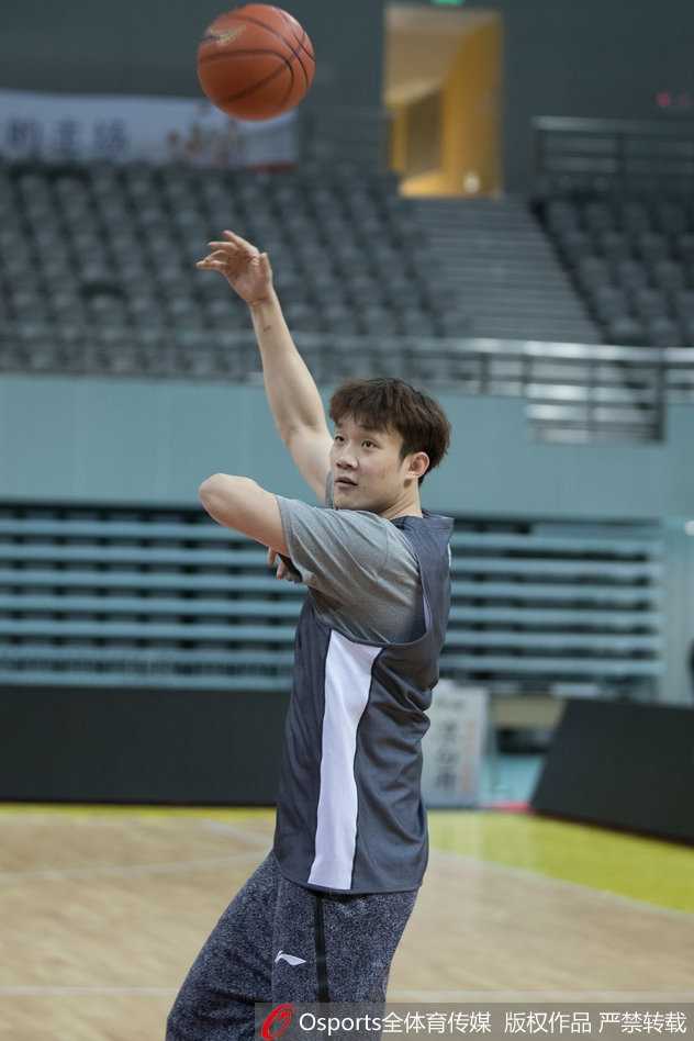 齐鲁烽火那年冬:回望山东男篮的梦幻一季与丁彦雨航的巅峰时刻 泰·劳森在训练中控球穿越全场,眼神机敏地观察着队友的跑位,准备送出一记妙传。