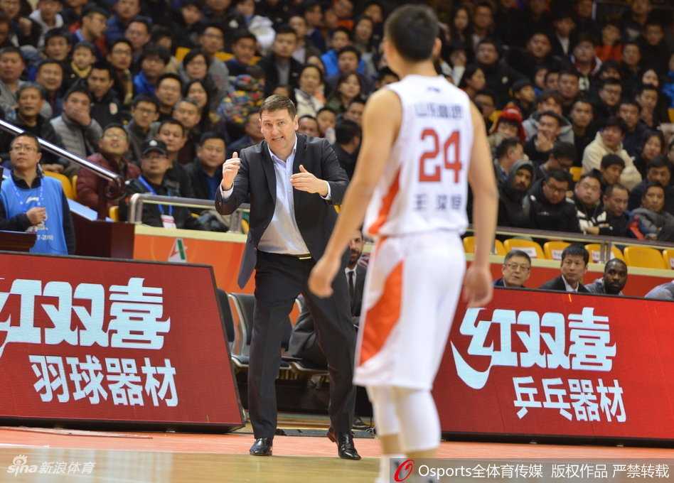 齐鲁狂飙!山东高速主场132分狂胜同曦,莫泰全能表演引领进攻潮 篮下巨无霸!莫泰尤纳斯在对方内线群中高高跃起,单手完成泰山压顶般的补扣,瞬间点燃主场激情