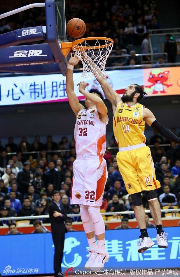 齐鲁狂飙!山东高速主场132分狂胜同曦,莫泰全能表演引领进攻潮 丁彦雨航单挑巴赫拉米,面对号称亚洲第一小前锋的防守,丁彦雨航毫无惧色,持球强行突破瞬间