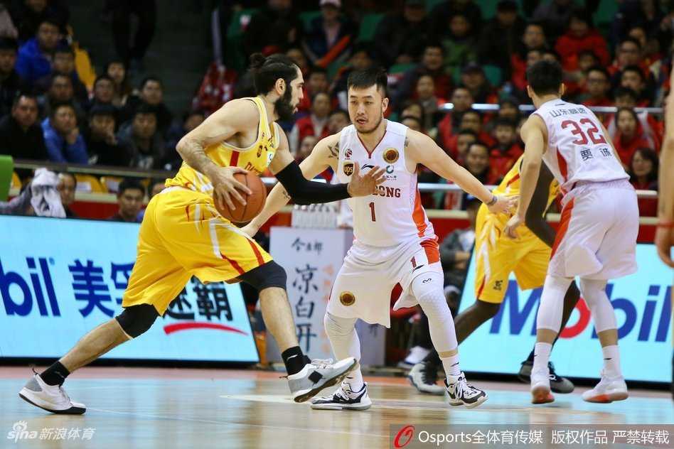 齐鲁狂飙!山东高速主场132分狂胜同曦,莫泰全能表演引领进攻潮 劳森妙传瞬间!泰-劳森面对防守,眼神看向远方,却突然送出一记手术刀般的背后传球,队友接球后直接形成攻击篮筐的机会