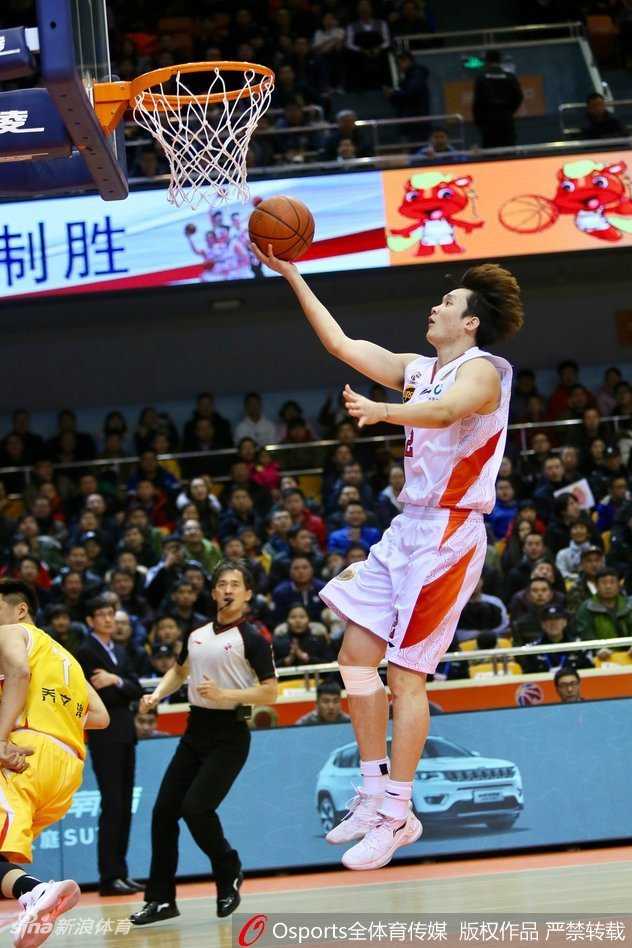 齐鲁狂飙!山东高速主场132分狂胜同曦,莫泰全能表演引领进攻潮 空中接力!陶汉林与劳森心领神会,后者送出精准击地传球,陶汉林拍马赶到双手挂筐暴扣