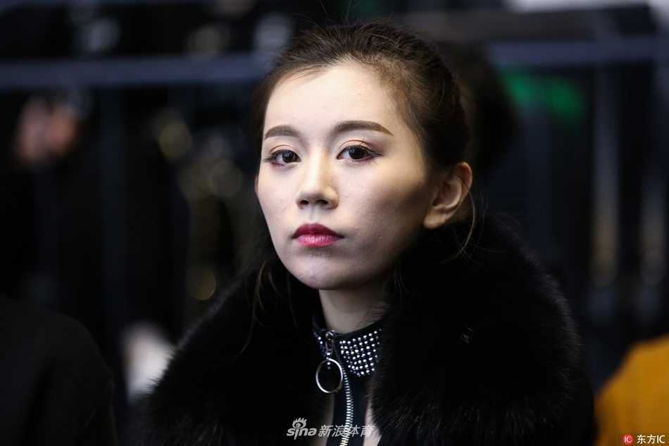 齐鲁玫瑰俏鹏城,丁彦雨航身后那道最温柔的助威声 身着简约休闲装的丁彦雨航女友端坐在人声鼎沸的看台上,周围是狂热的球迷,她眼中却只有球场上那个驰骋的身影,温婉的气质与球馆的热烈形成一道独特的风景线。