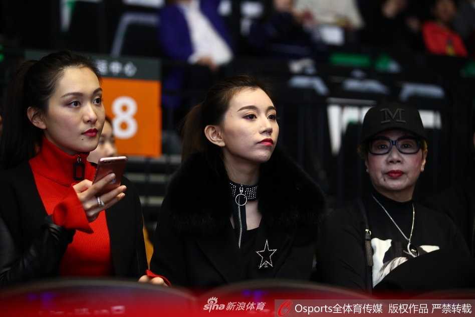 齐鲁玫瑰俏鹏城,丁彦雨航身后那道最温柔的助威声 在赛场璀璨灯光的照耀下,丁彦雨航女友的身影显得格外修长,她似乎正在起身,准备用一次简单的鼓掌,为即将重新登场、为了胜利拼搏的男友送上最坚定的支持。