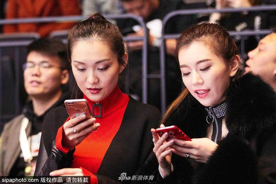 齐鲁玫瑰俏鹏城,丁彦雨航身后那道最温柔的助威声 看台一角,小丁女友与身旁的友人轻声交谈,脸上带着放松的神情,身后的背景板印着全明星赛的标识,她手中的手机或许正在记录着这一刻,期待着将男友的赛场英姿永久珍藏。