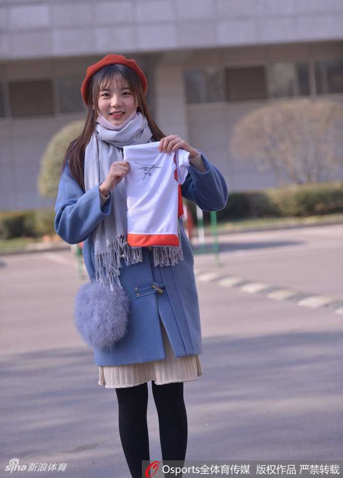 齐鲁球迷风采集,山东男篮主场最靓风景线 戴着可爱发饰的女球迷手托香腮,眼神灵动,似乎正在盘算着主队下一次进攻的走向,俏皮又专注。