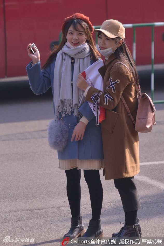 齐鲁球迷风采集,山东男篮主场最靓风景线 这位身穿简约休闲装的女球迷,眉眼如画,在赛场灯光的映衬下,宛如从画报中走出的电影明星。