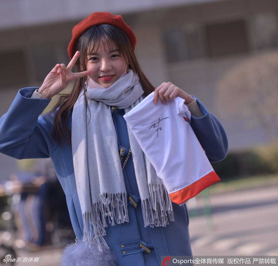 齐鲁球迷风采集,山东男篮主场最靓风景线 温柔一笑的女球迷,在喧嚣的赛场中显得格外宁静美好,她身着休闲外套,是时尚与体育的完美结合。