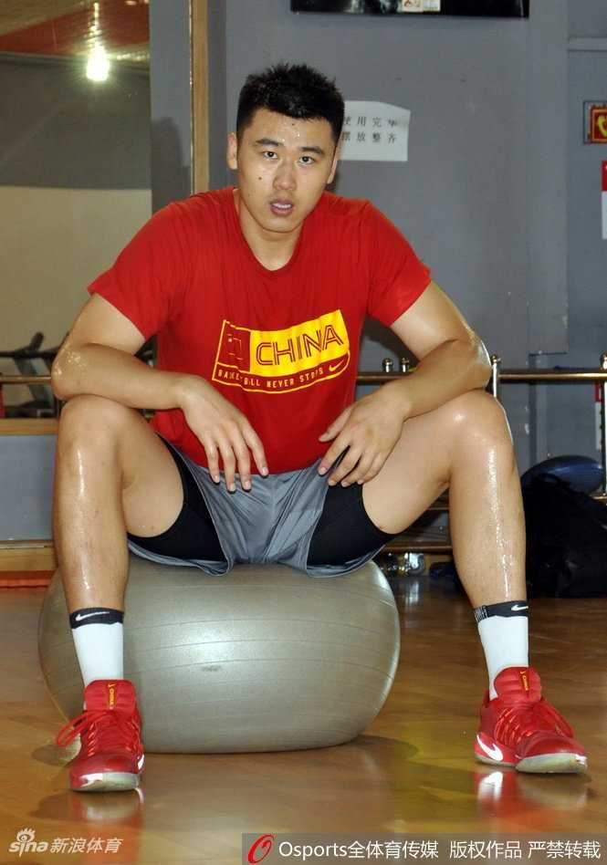 齐鲁盛夏练兵忙 王汝恒贾诚吴轲力量房挥汗如雨 训练间歇,王汝恒与贾诚席地而坐,一边擦汗一边交流着刚才动作的发力技巧