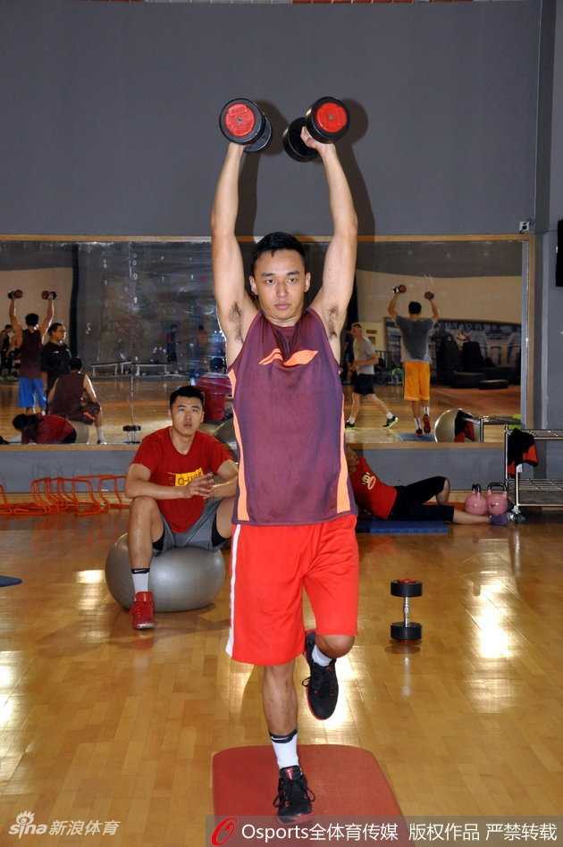 齐鲁盛夏练兵忙 王汝恒贾诚吴轲力量房挥汗如雨 王汝恒紧咬牙关,奋力向上推举杠铃,手臂肌肉线条在灯光下显得格外分明