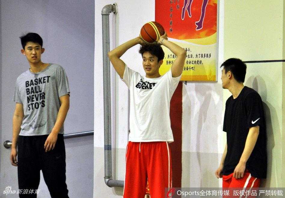 齐鲁盛夏练兵记:李楠挂帅严要求,丁彦雨航领衔众将摩拳擦掌 丁彦雨航在训练间隙对着镜头挤眉弄眼,搞怪的表情逗乐了场边的队友,严肃的夏训氛围因他瞬间变得轻松愉悦。