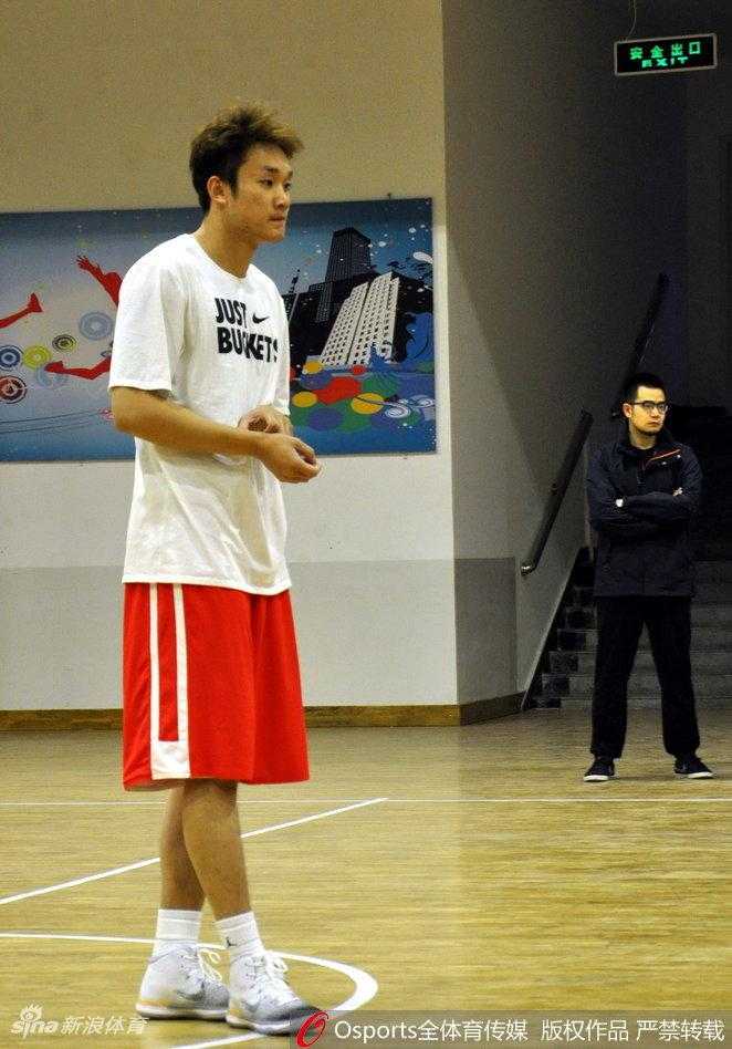 齐鲁盛夏练兵记:李楠挂帅严要求,丁彦雨航领衔众将摩拳擦掌 吴轲与许家晗在训练中进行默契配合,两人相视一笑,汗水浸湿的球衣见证了他们在夏训中的刻苦与坚持。