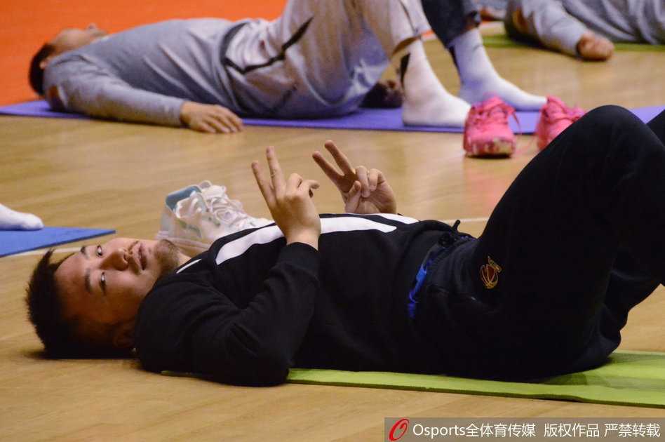 齐鲁盼盼:新援莱恩入列,山东高速男篮吹响季后赛冲锋号 新援莱恩在训练中全神贯注,持球准备突破,尽管长途跋涉刚刚抵济,但他的眼神中充满了对比赛的渴望。