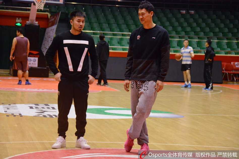 全队训练结束，球员们聚拢在一起鼓劲。新援的融入，老将的坚守，让这支球队在季后赛前展现出了空前的团结。