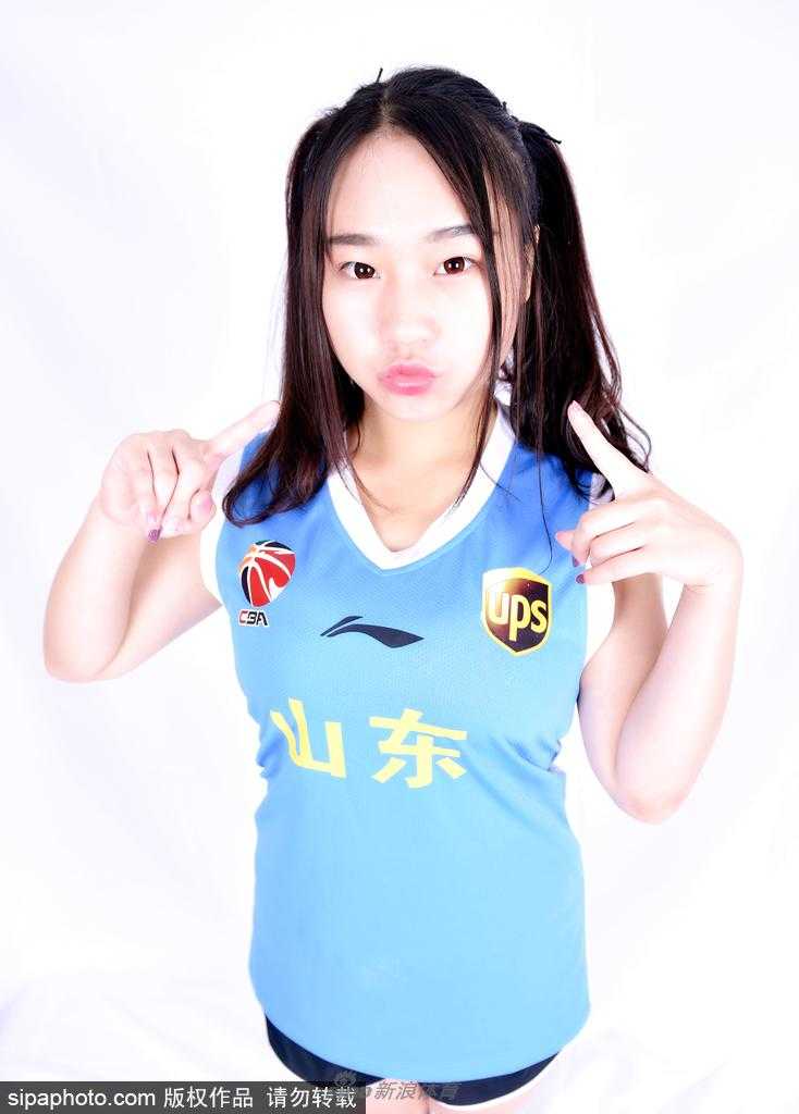 齐鲁篮坛绽放活力之花 山东男篮篮球宝贝青春写真记 面对镜头,宝贝展露出灿烂无邪的笑容,青春的活力与对篮球的热爱在那一刻被完美定格。