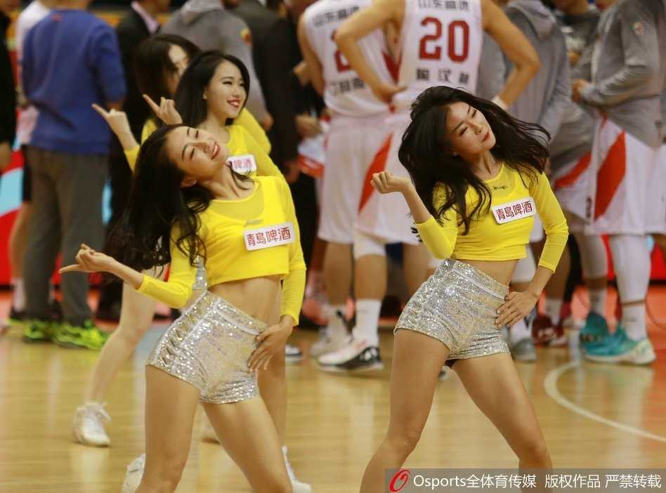 齐鲁篮筐上的风景线 山东篮球宝贝百变服装秀闪耀CBA赛场 随着音乐切换,姑娘们换上了红白相间的动感套装,动作整齐划一,充满了力量感,完美诠释了篮球宝贝的热情与活力。