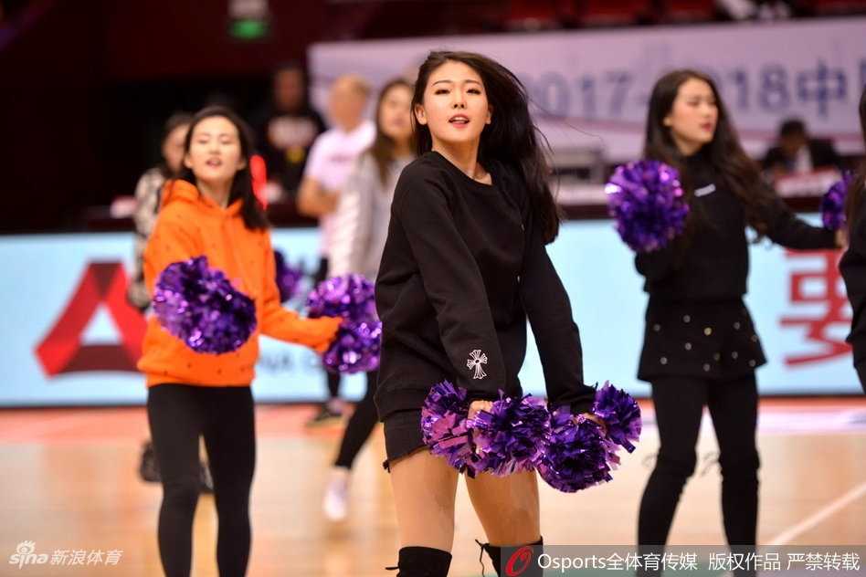 山东男篮啦啦队队员在比赛中场热情起舞，青春洋溢的笑容瞬间点燃全场气氛