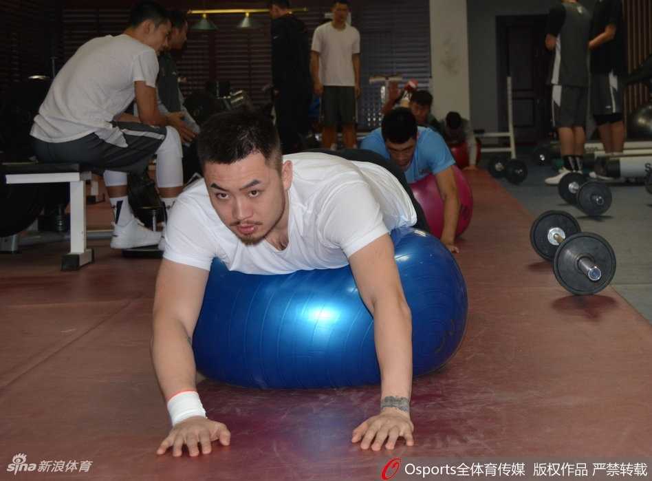 齐鲁蓄力,静待锋芒:山东高速男篮新春集训全力冲刺第三阶段 训练间歇,主教练邱彪手持战术板,正为球员们详细讲解跑位要点